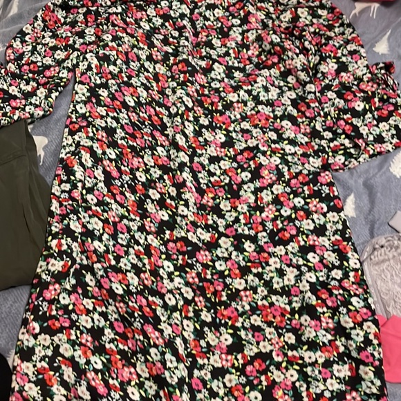 Beautiful dress from banana republic and guess - Picture 9 of 15